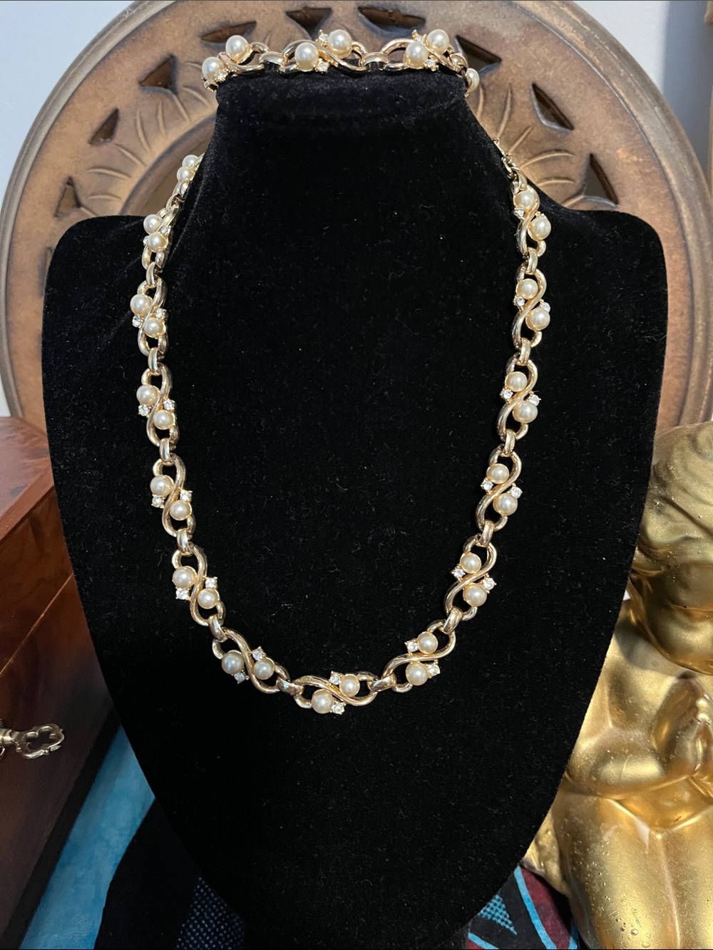 EUC Stunning TRIFARI Vintage signed Set Necklace and Bracelet Set.